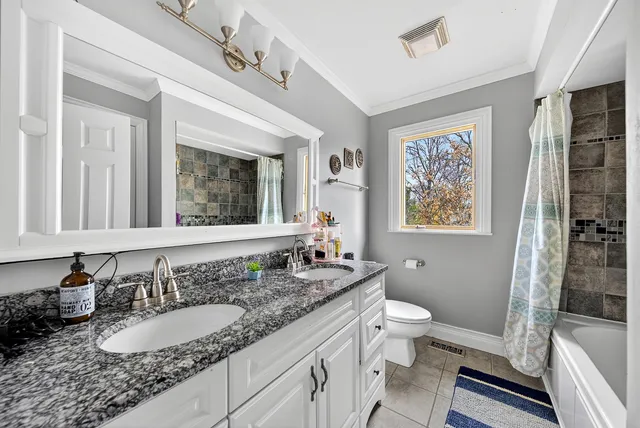 $809,000 | 1404 Amy Lane, Libertyville, IL 60048