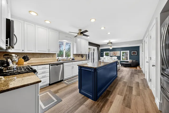 $809,000 | 1404 Amy Lane, Libertyville, IL 60048