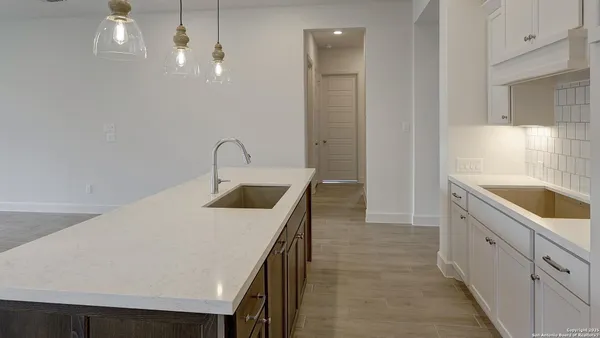 $424,900 | 574 White Oak, Castroville, TX 78009