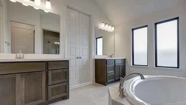 $424,900 | 574 White Oak, Castroville, TX 78009