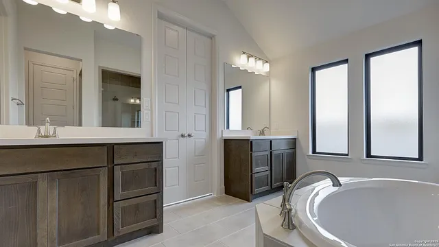 $449,900 | 574 White Oak, Castroville, TX 78009