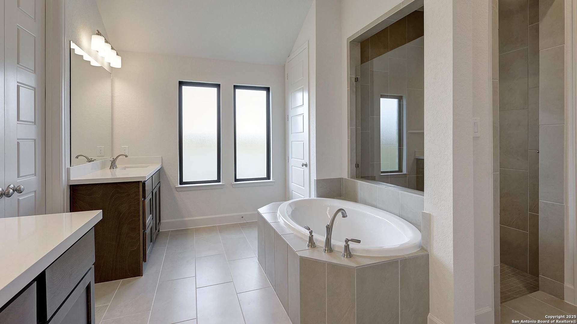 574 White Oak Castroville, TX 78009 - Photo 5 of 38