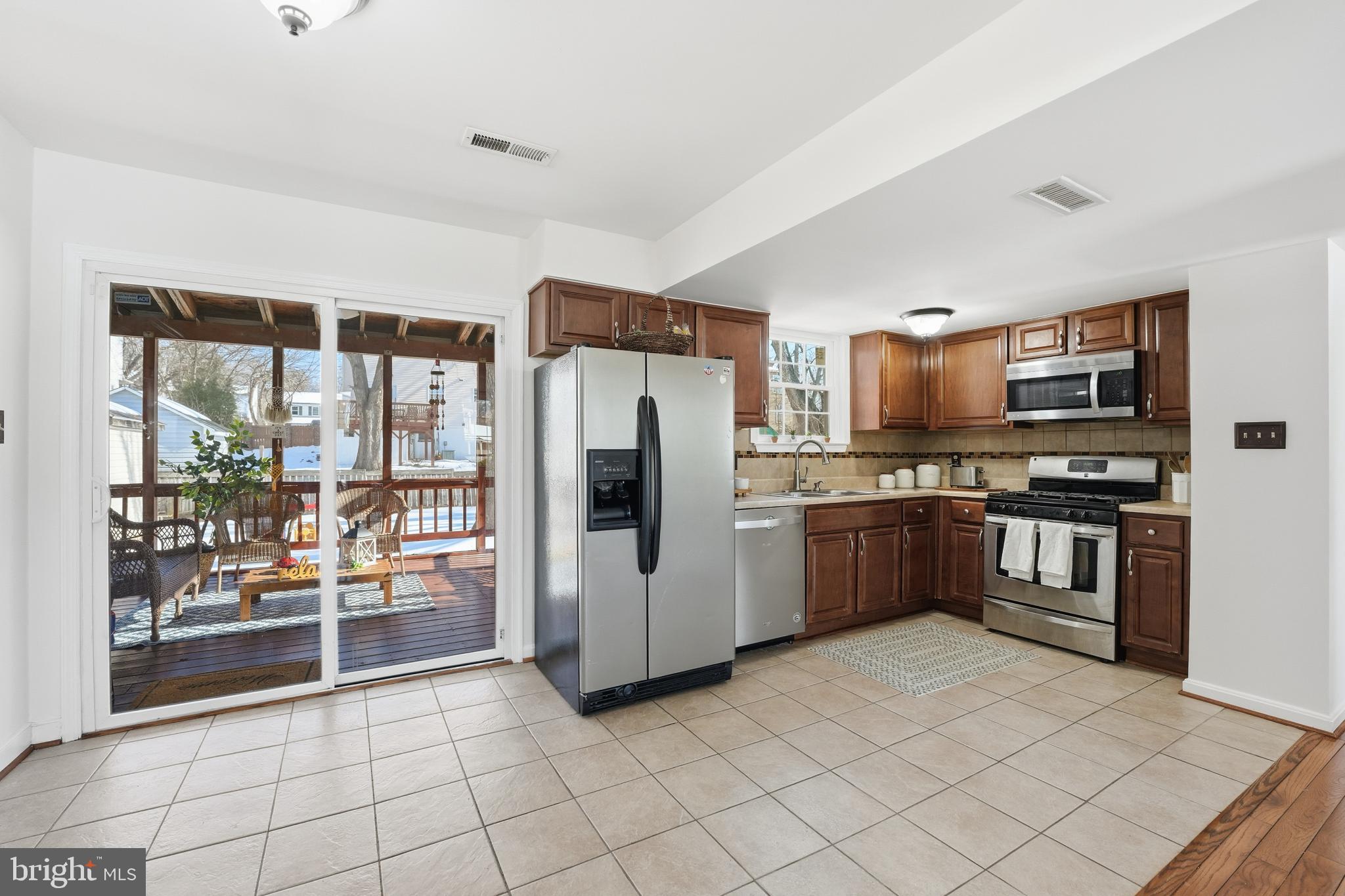 13709 Palm Road Woodbridge, VA 22193 - Photo 13 of 34 Bright kitchen with modern appliances.