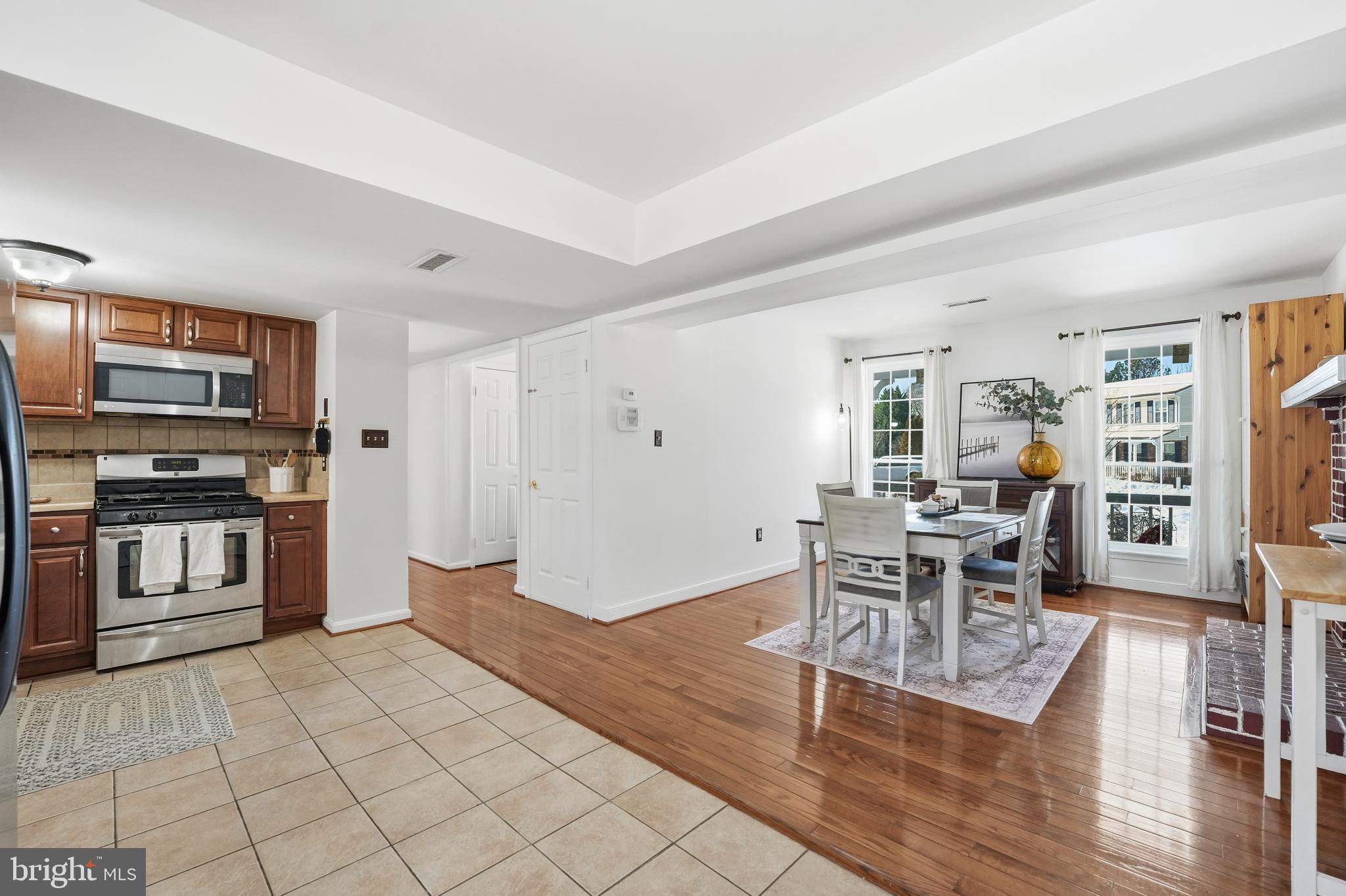13709 Palm Road Woodbridge, VA 22193 - Photo 14 of 34 Spacious open-concept living area awaits you.