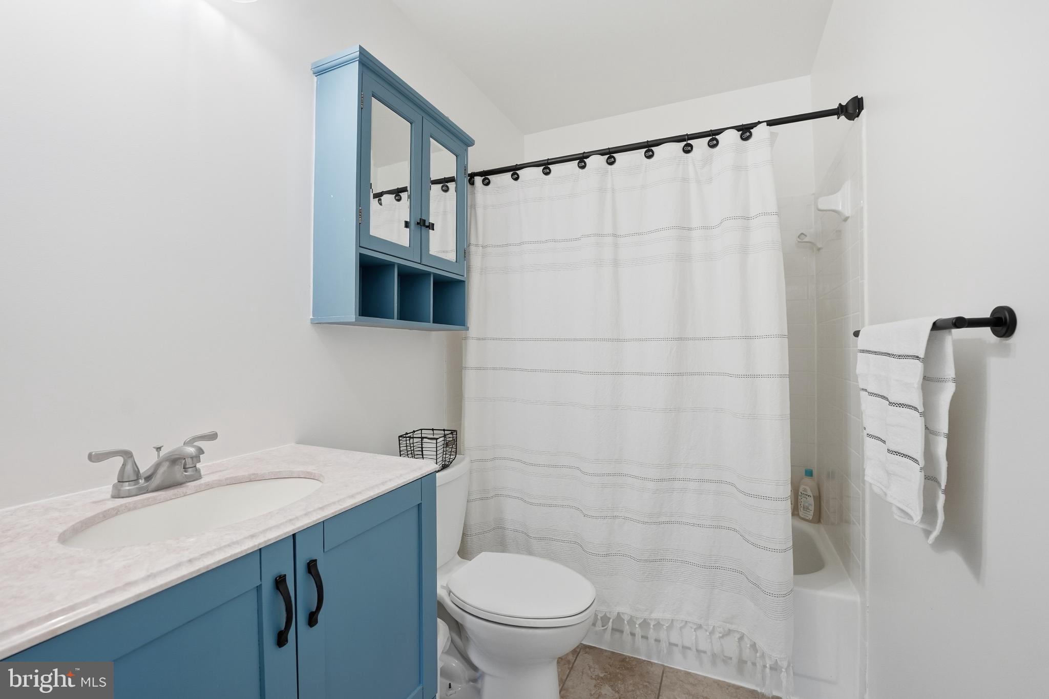 13709 Palm Road Woodbridge, VA 22193 - Photo 25 of 34 Charming bathroom with modern coastal vibes.