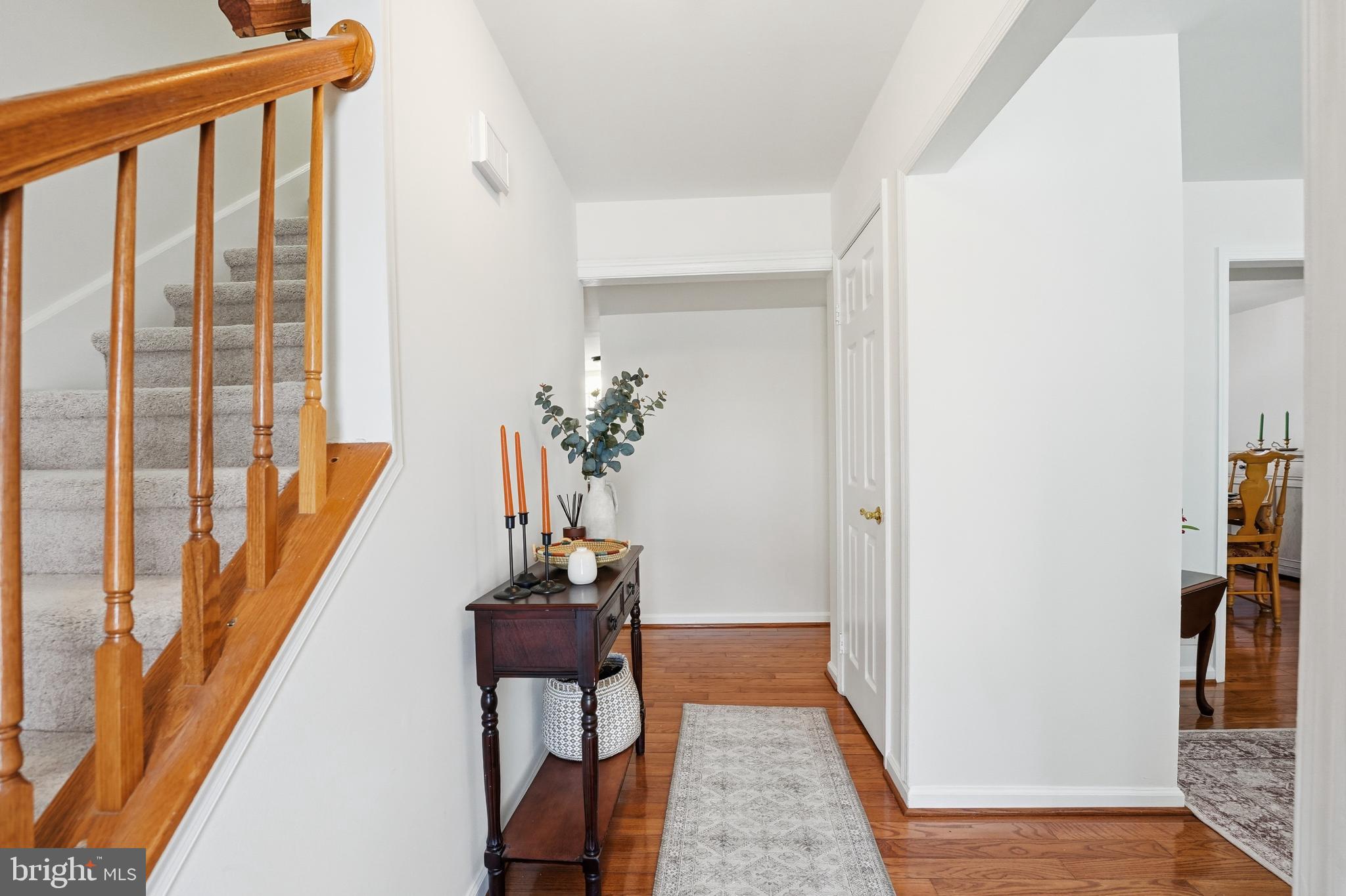 13709 Palm Road Woodbridge, VA 22193 - Photo 3 of 34 Inviting entryway with warm wooden accents.