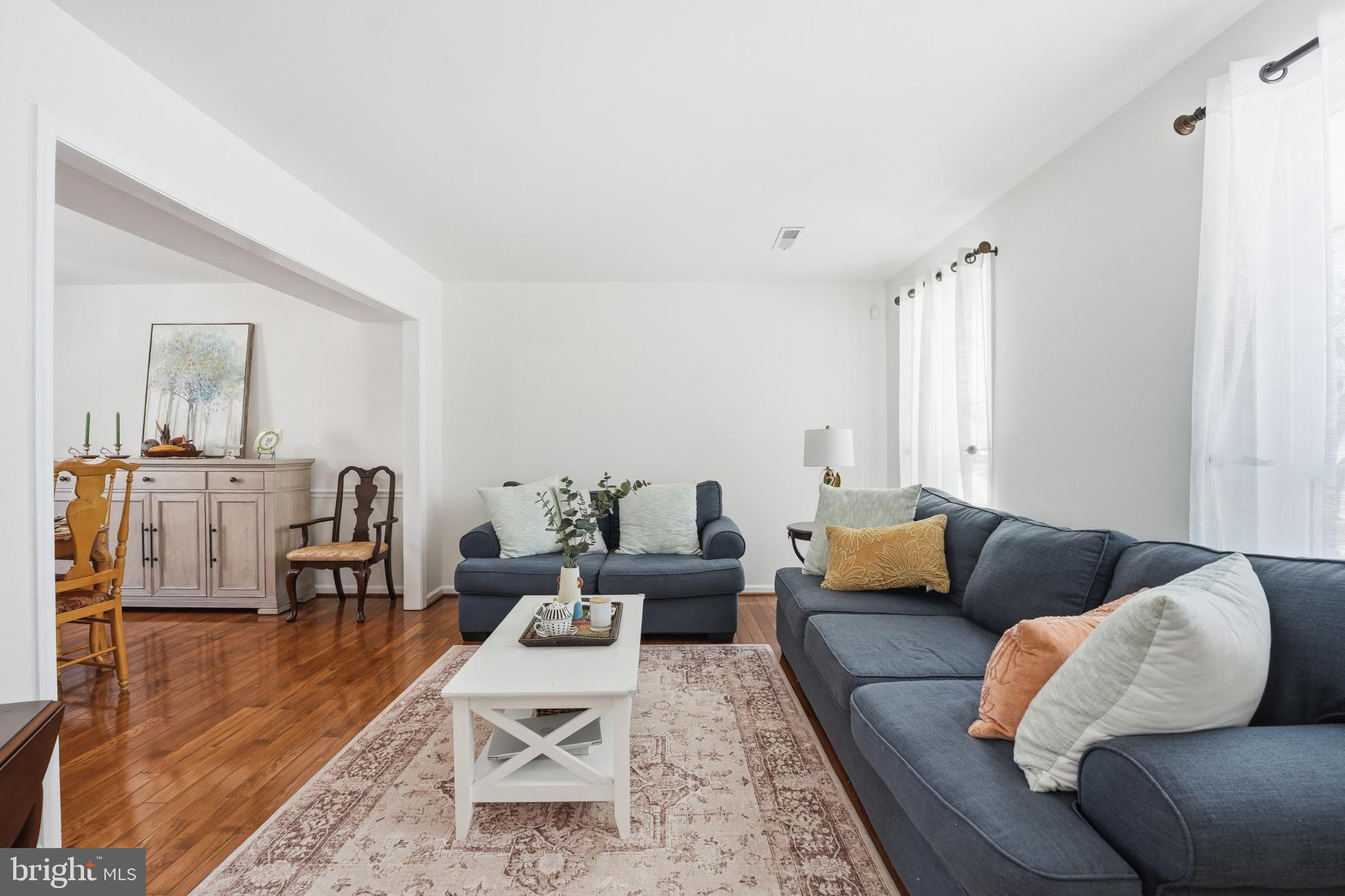 13709 Palm Road Woodbridge, VA 22193 - Photo 5 of 34 Bright and inviting living space awaits you.