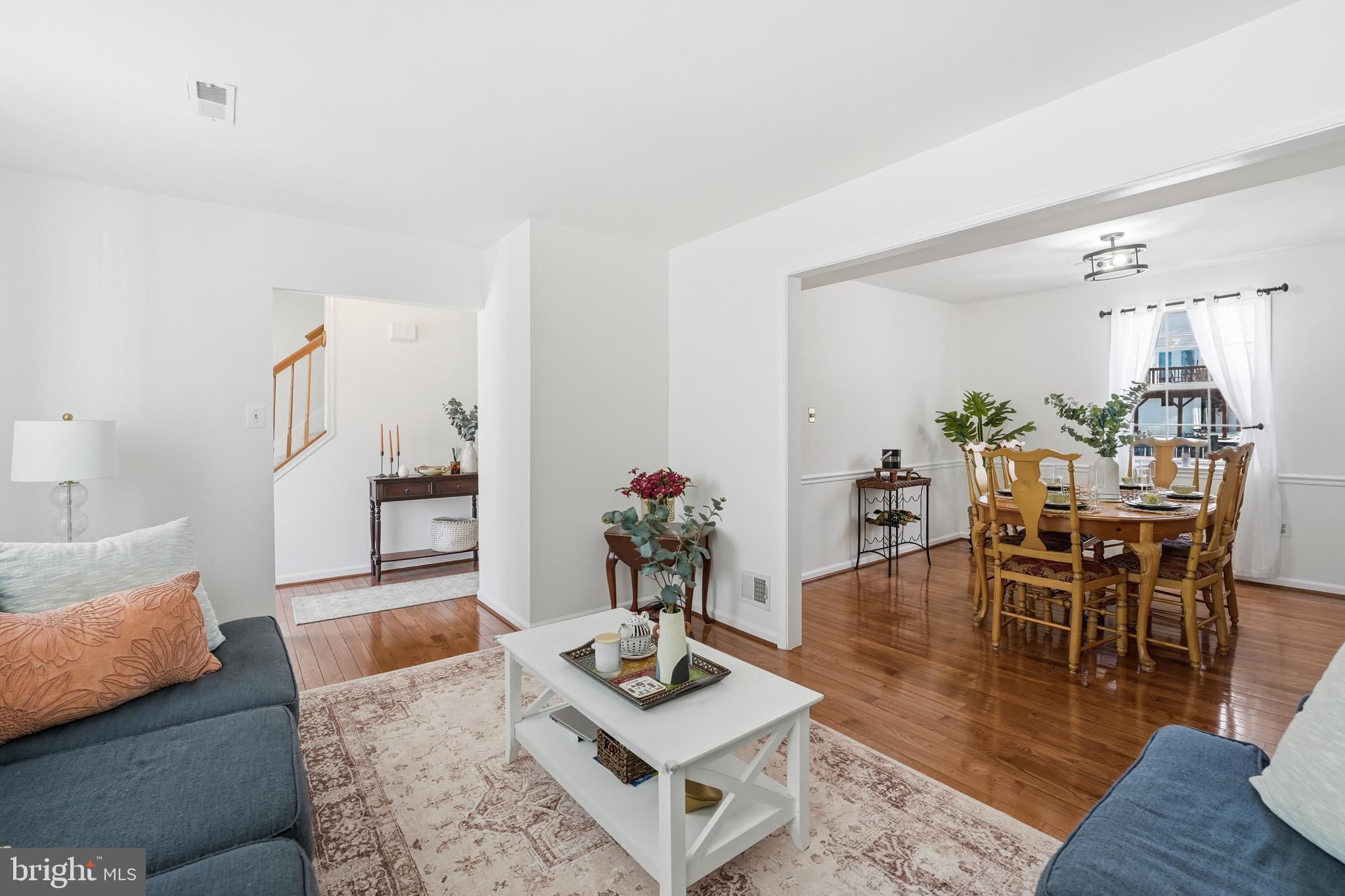 13709 Palm Road Woodbridge, VA 22193 - Photo 7 of 34 Bright and inviting open living space.