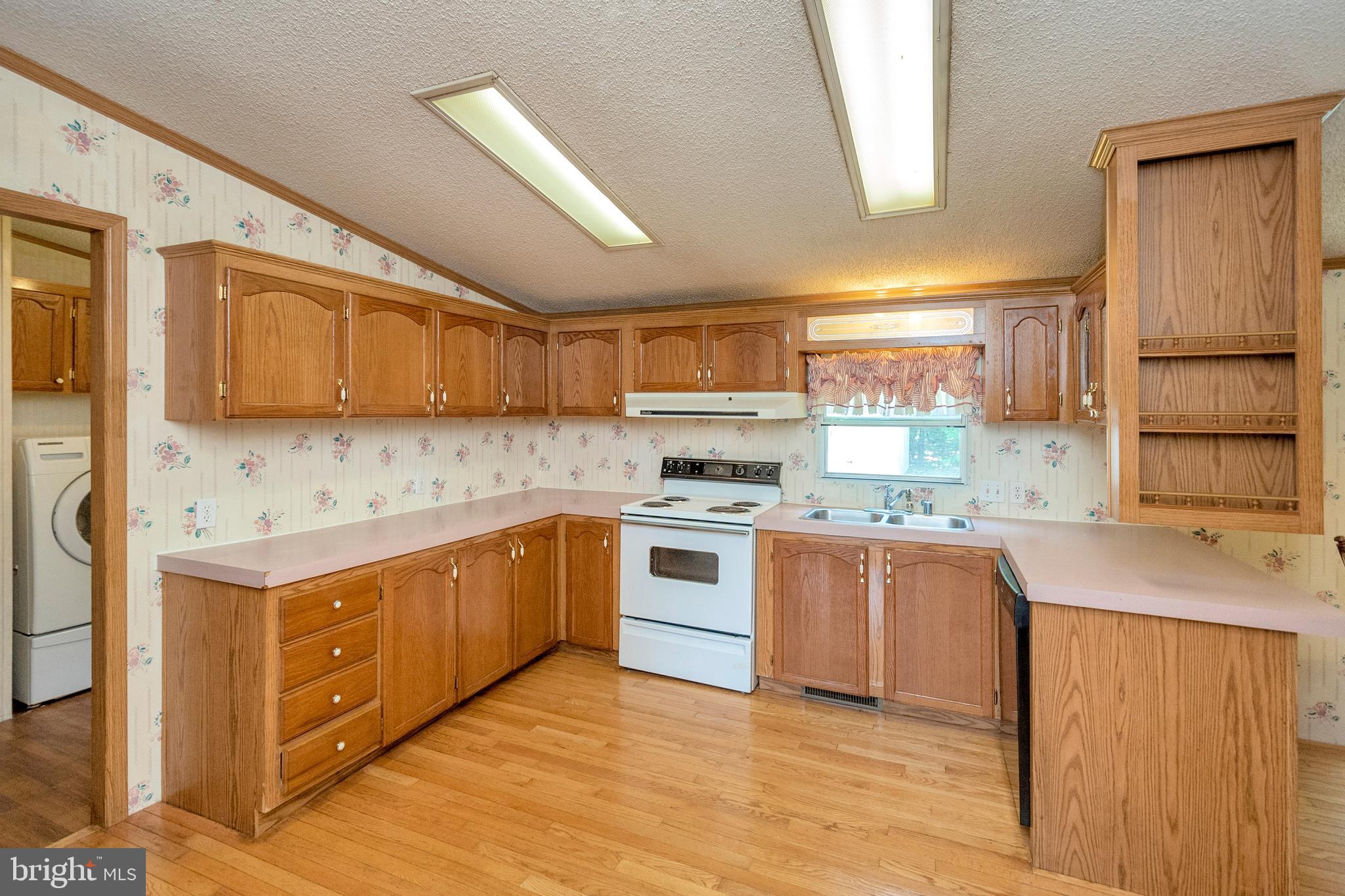 34076 Ridge View Drive Locust Grove, VA 22508 - Photo 7 of 27 Well appointed kitchen and laundry room