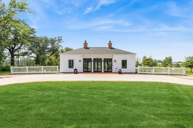 $2,400,000 | 210 Majestic Oak Court, Lake Forest, IL 60045