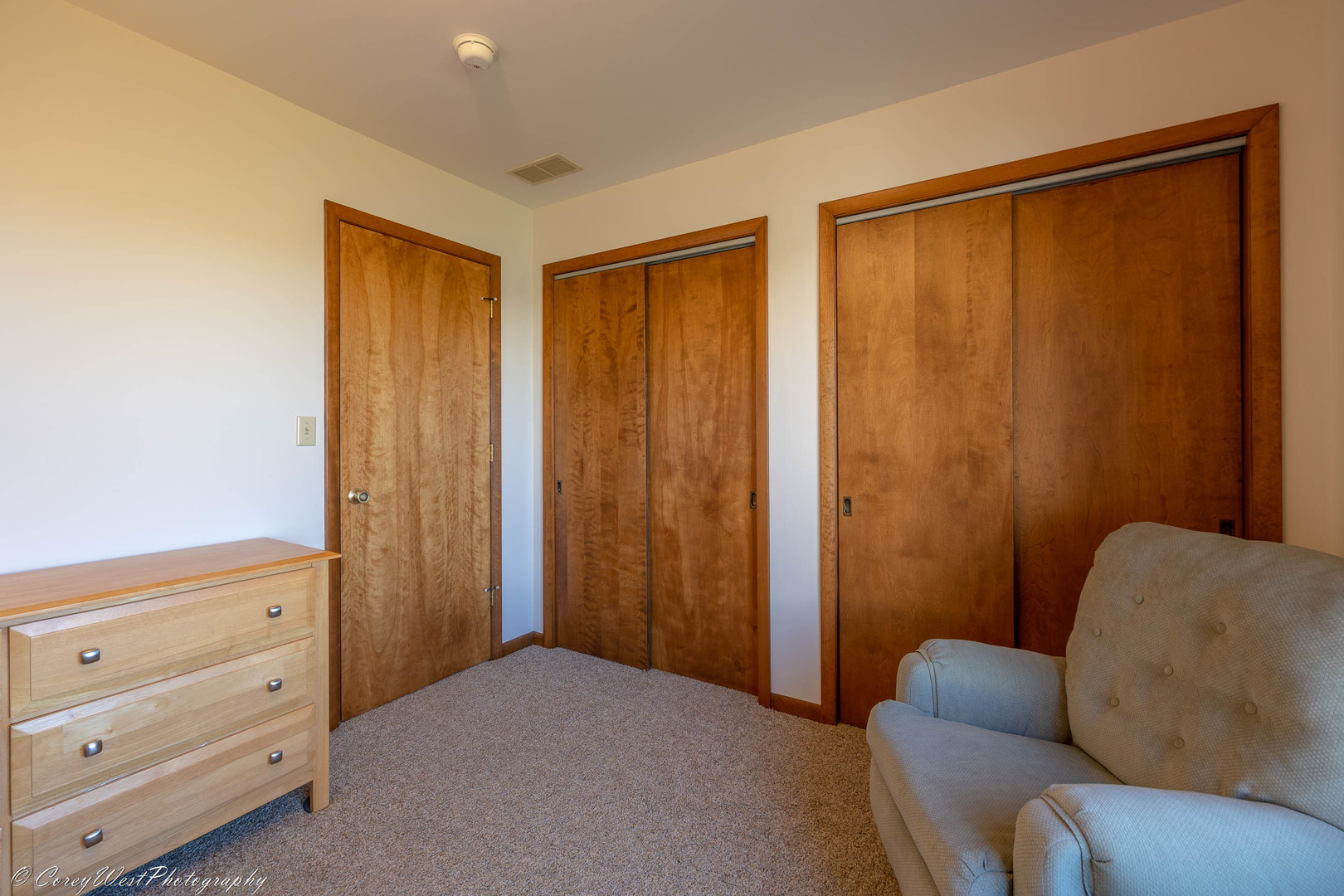 14135 Keslinger Road DeKalb, IL 60115 - Photo 22 of 53 a livingroom with a dresser