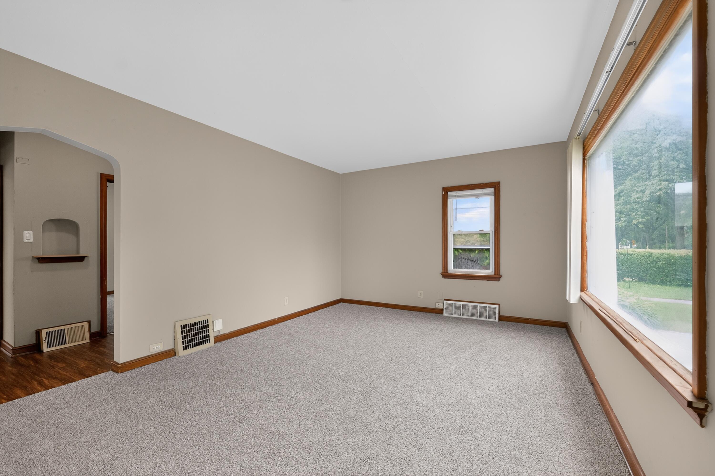 4109 North 39th Street Milwaukee, WI 53216 - Photo 8 of 37 16_4109_N_39th_St-Living_room-8672