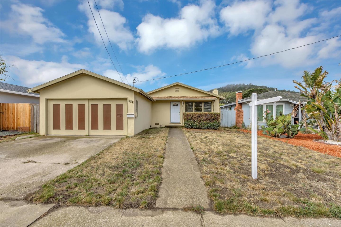 728 Arguello Boulevard Pacifica, CA 94044 - Photo 2 of 34 a front view of a house with a yard