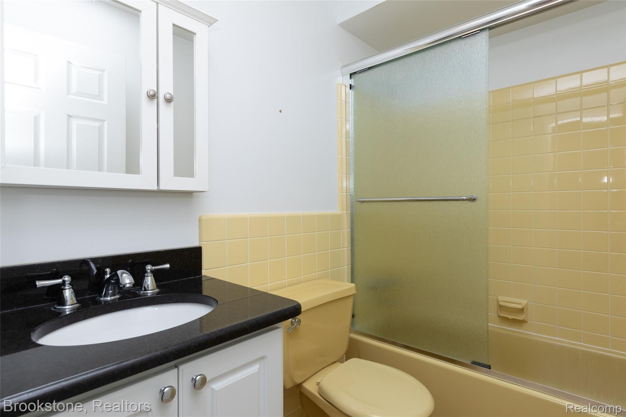2751 Hillendale Drive Rochester, MI 48309 - Photo 29 of 33 Family Bath is cheerful