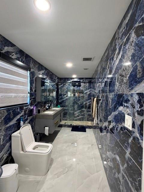 20465 Southwest 200th Street Miami, FL 33187 - Photo 34 of 36 a bathroom with a toilet a sink and a bathtub