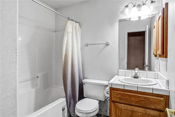 $560,000 | 10439 Mesa Street, Oak Hills, CA 92344