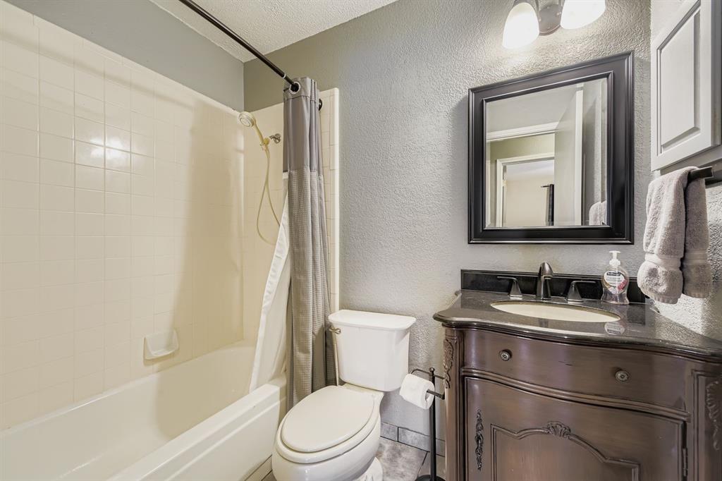 424 Benjamin Lane Arlington, TX 76002 - Photo 15 of 19 Guest Bathroom