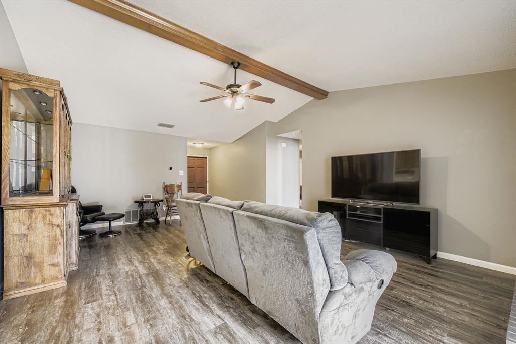 424 Benjamin Lane Arlington, TX 76002 - Photo 4 of 19 Living area