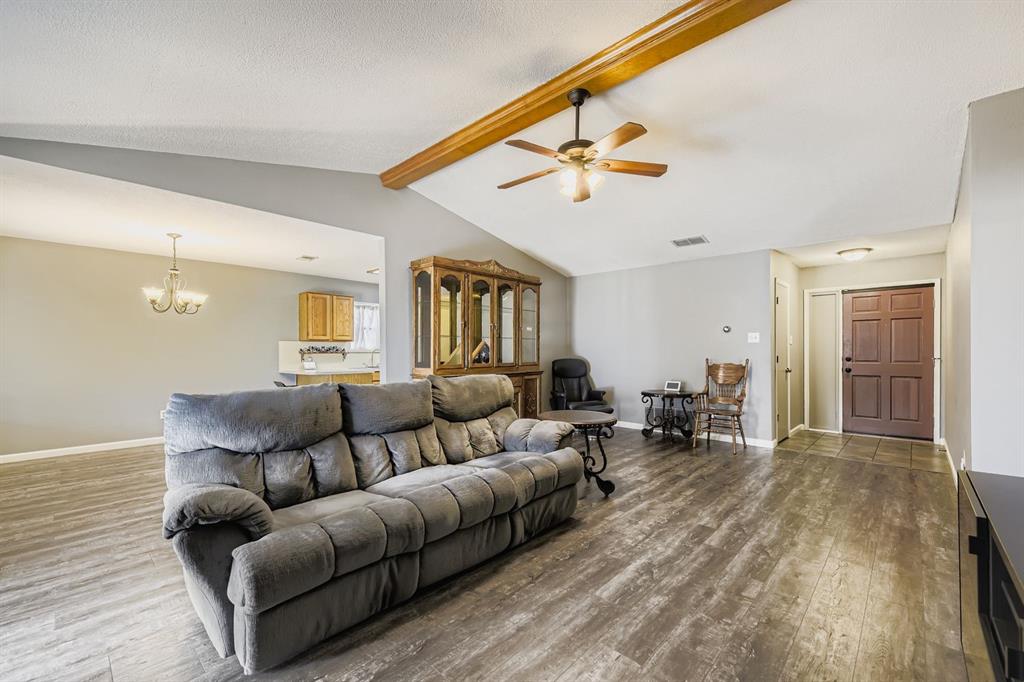424 Benjamin Lane Arlington, TX 76002 - Photo 5 of 19 Living room