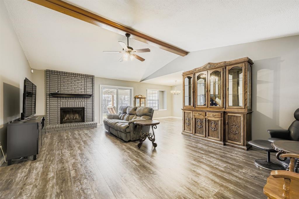 424 Benjamin Lane Arlington, TX 76002 - Photo 6 of 19 Living area