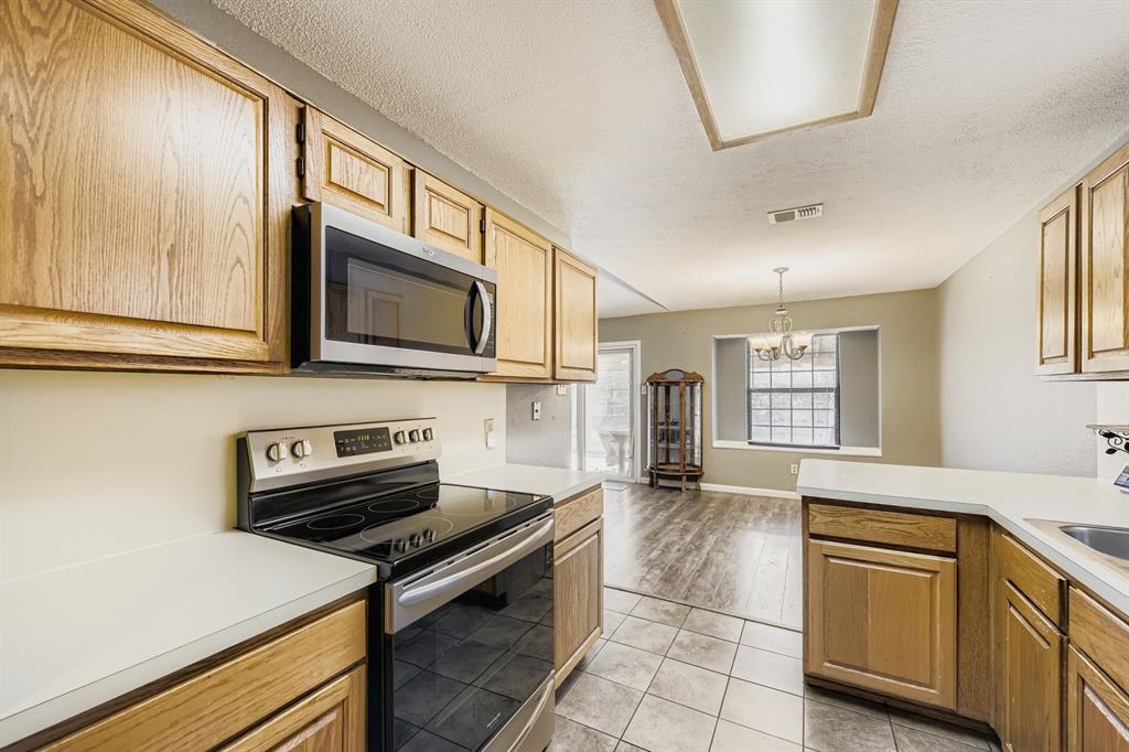424 Benjamin Lane Arlington, TX 76002 - Photo 8 of 19 Kitchen featuring stainless steel appliances