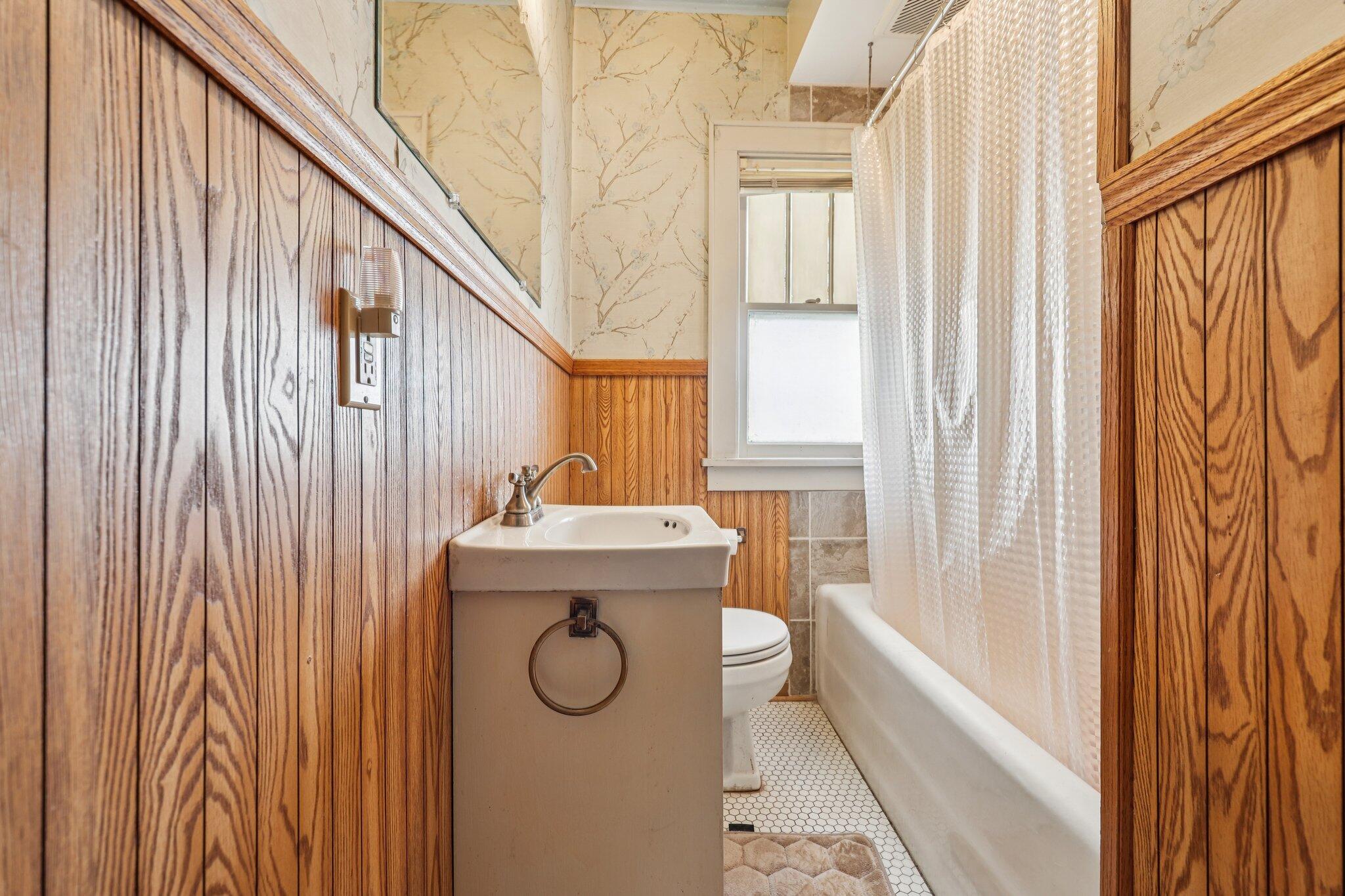 166 East Rosedale Avenue Milwaukee, WI 53207 - Photo 11 of 27 Bathroom