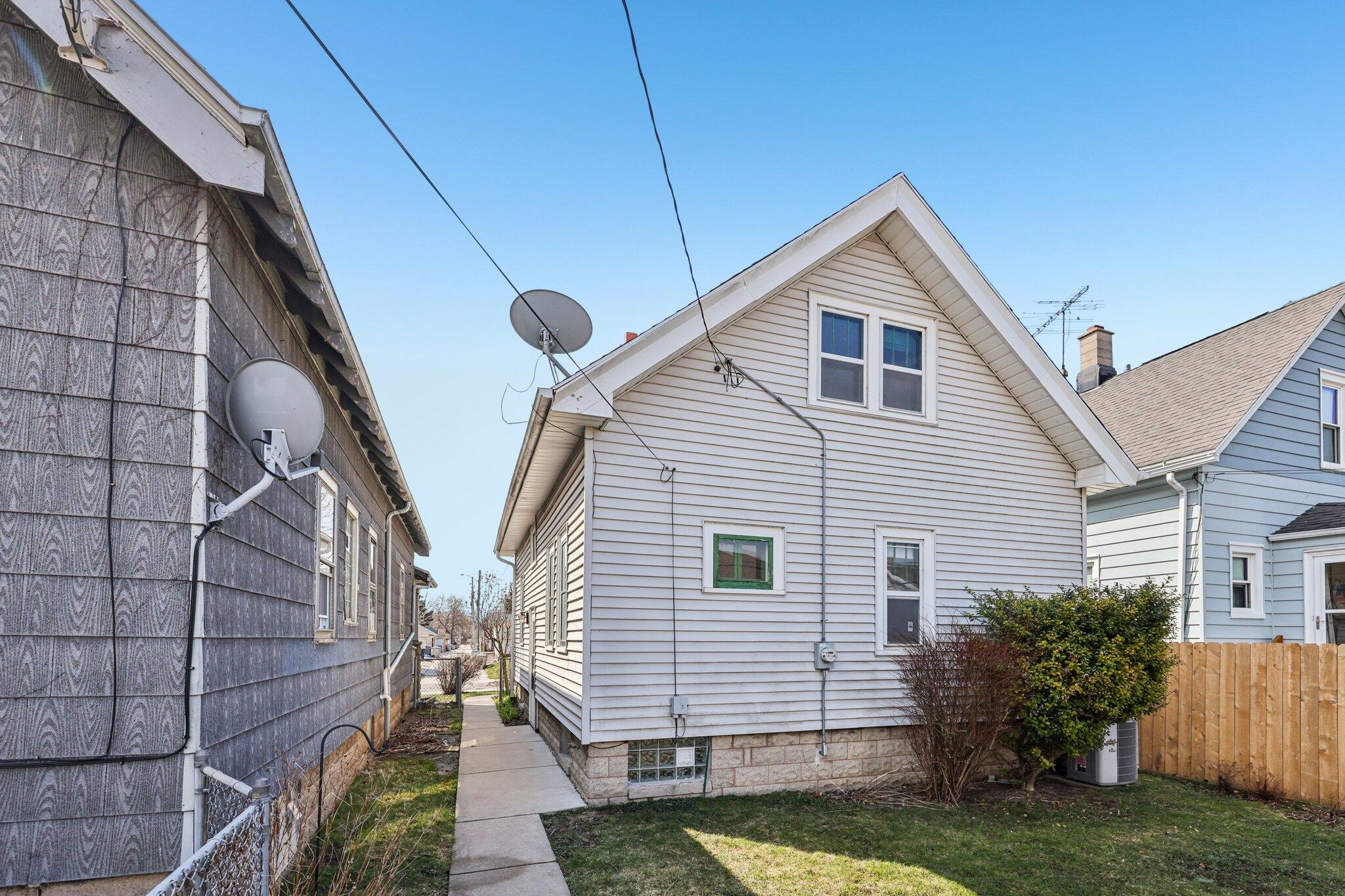 166 East Rosedale Avenue Milwaukee, WI 53207 - Photo 23 of 27 Fenced Backyard