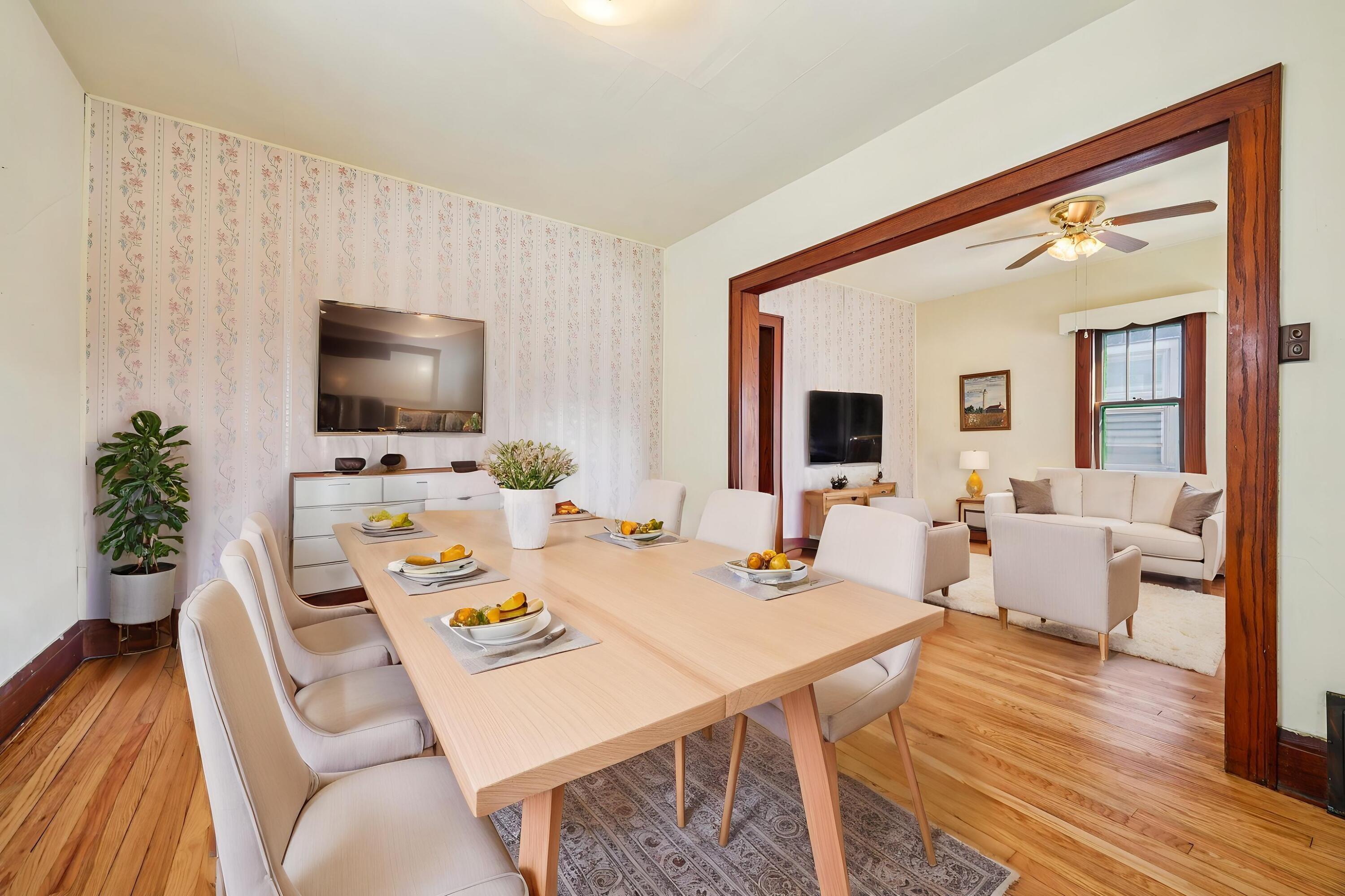 166 East Rosedale Avenue Milwaukee, WI 53207 - Photo 3 of 27 Virtual Staging