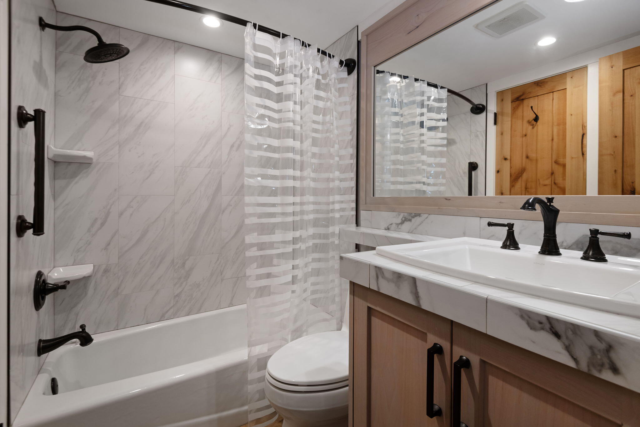 13400 Fox Tail, Unit GCC102 Black Butte Ranch, OR 97759 - Photo 18 of 26 Upstairs Bathroom
