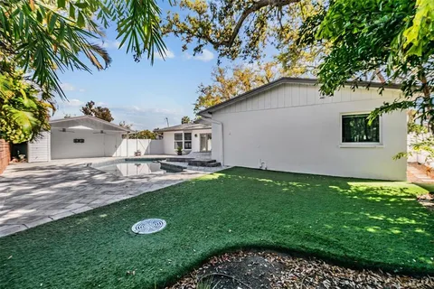 a view of a house with backyard