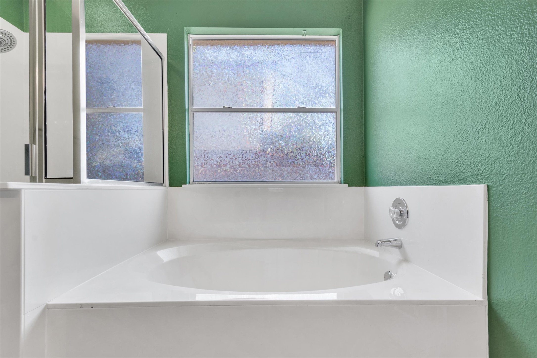 100 Madisons Way Buda, TX 78610 - Photo 20 of 30 Bathroom featuring a textured wall and a garden tub