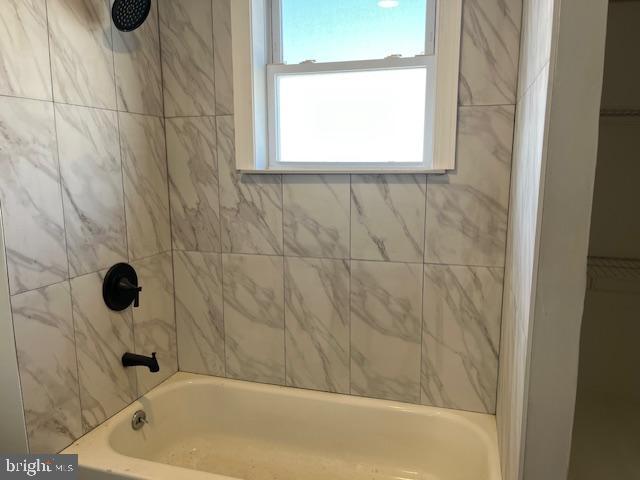 619 Fitzgerald Street Philadelphia, PA 19148 - Photo 6 of 14 a bathroom with a bathtub