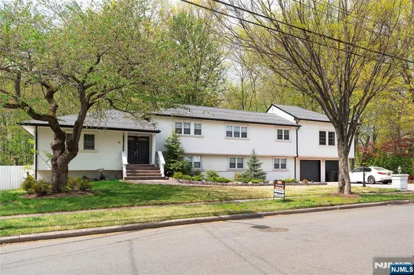 $1,390,000 | 19 Coles Court, River Edge, NJ 07661