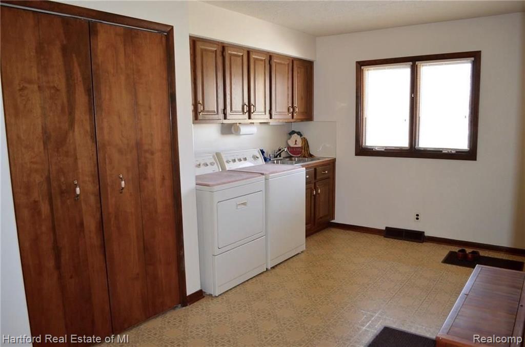30098 Richmond Road Farmington Hills, MI 48334 - Photo 38 of 61