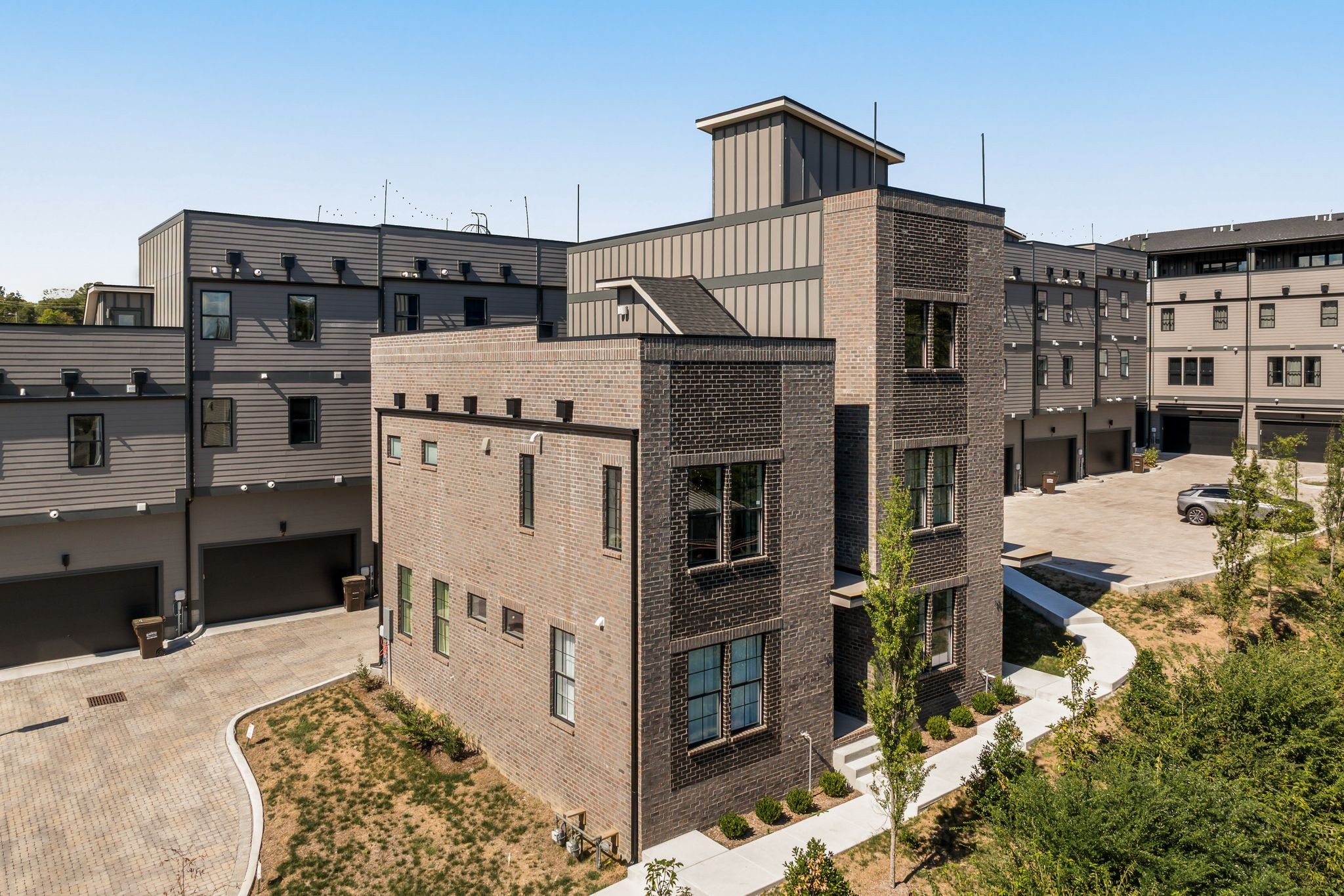 2000 South Hamilton Road, Unit 17 Nashville, TN 37218 - Photo 4 of 40 a view of a house with wooden fence