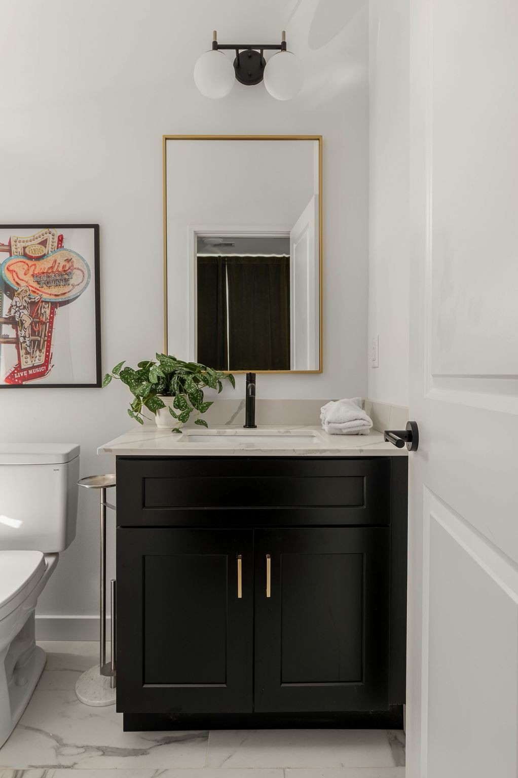 2000 South Hamilton Road, Unit 17 Nashville, TN 37218 - Photo 8 of 40 a bathroom with a sink and a mirror