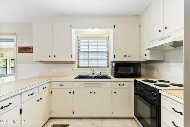 $2,400 | 209 Shamrock Drive, Wilmington, NC 28409