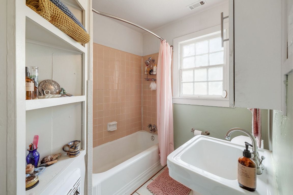 1006 East 44th Street Austin, TX 78751 - Photo 26 of 28 Bathroom featuring shower/tub combo