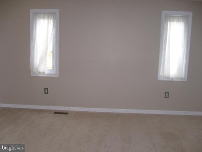 33 Trailwood Road Nottingham, MD 21236 - Photo 4 of 20 Living Room