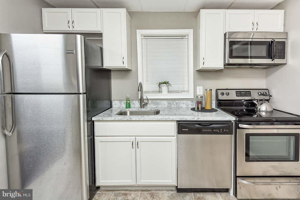1134 Maple Road Baltimore, MD 21221 - Photo 8 of 29 Chef's Kitchen with Stainless Steel Appliances!