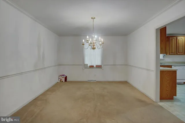 a view of a chandelier in big room and chandelier