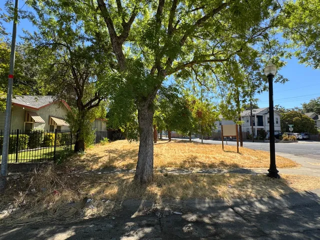 a street view with residential houses