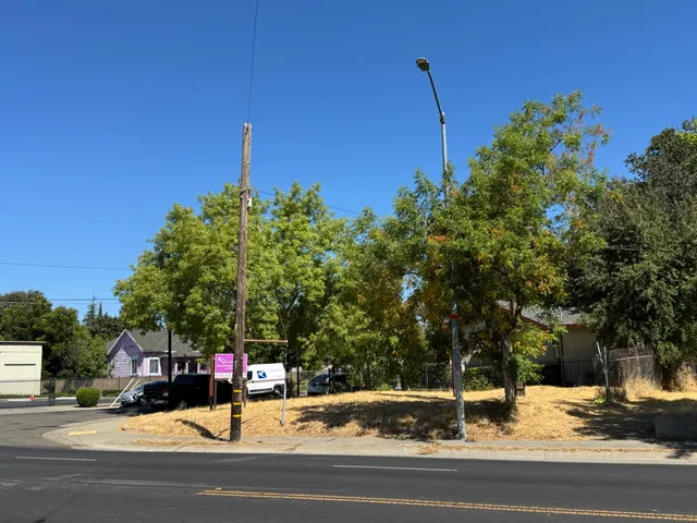 a view of a yard with yellow house