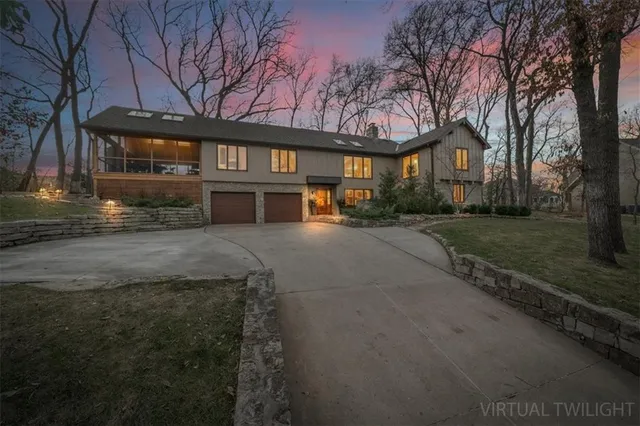 $1,275,000 | 450 Hillcrest Road East, Lake Quivira, KS 66217