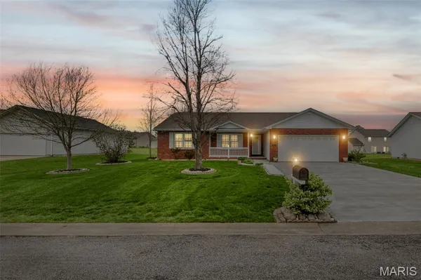 $345,000 | 911 Bayberry Lane, Red Bud, IL 62278