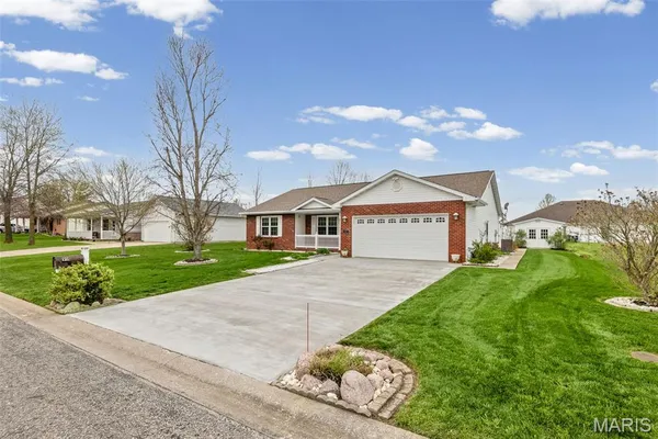 $345,000 | 911 Bayberry Lane, Red Bud, IL 62278