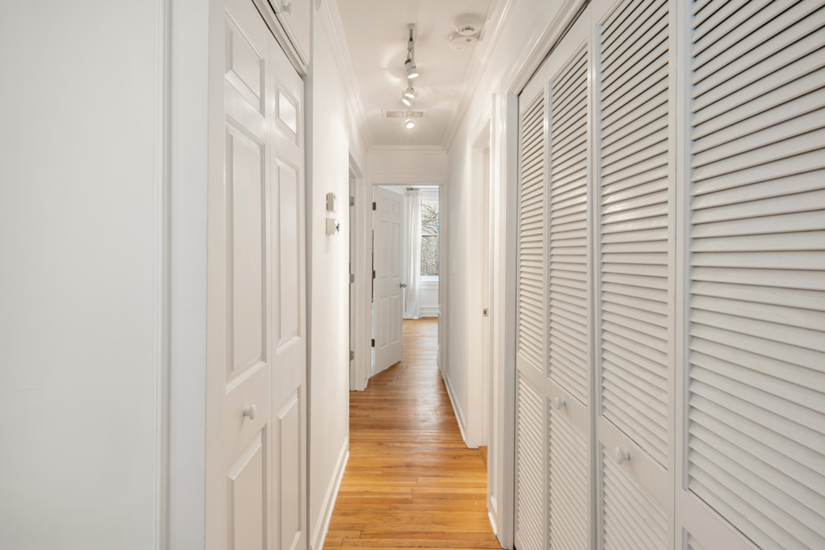 618 West Barry Avenue, Unit 2 Chicago, IL 60657 - Photo 11 of 21