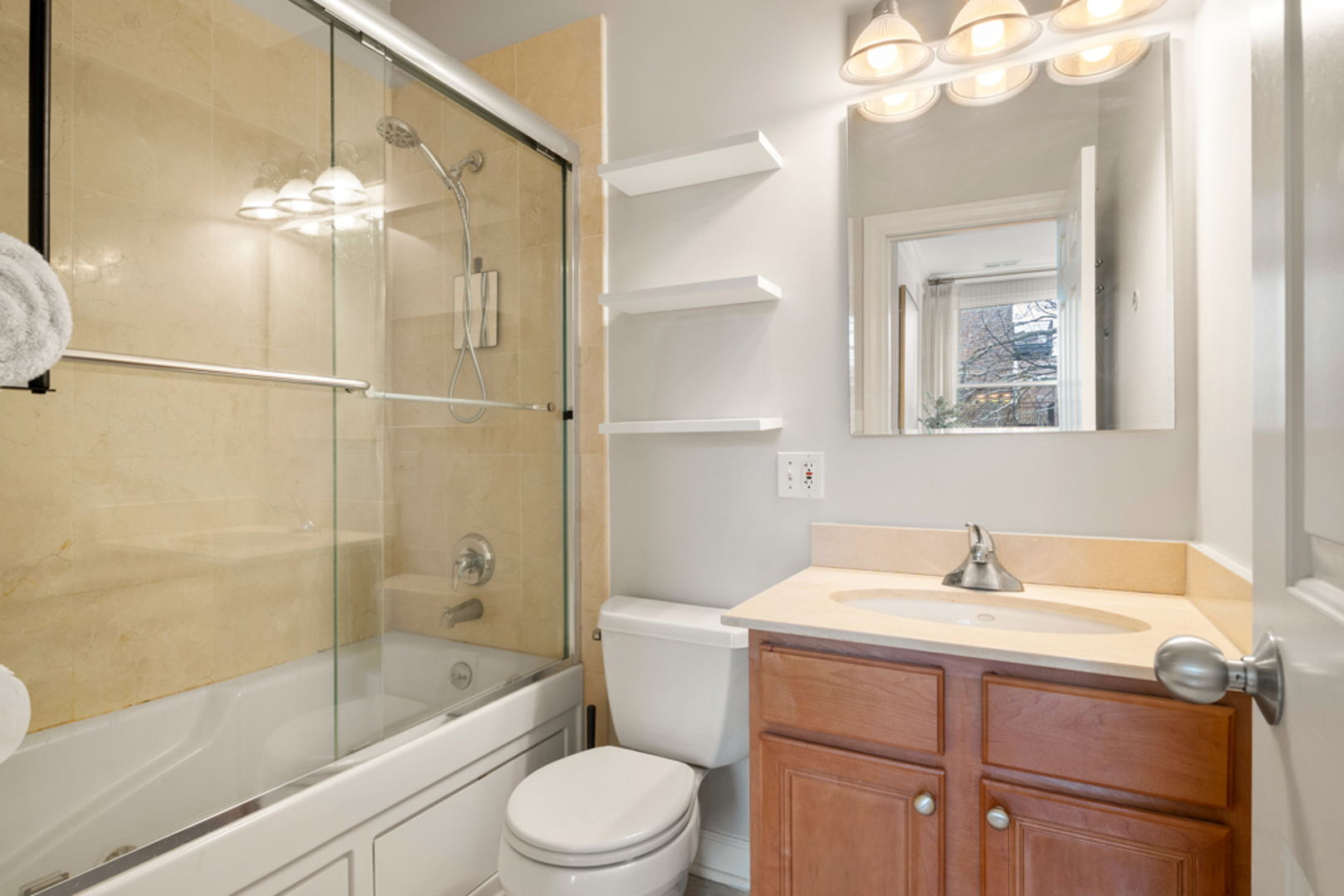 618 West Barry Avenue, Unit 2 Chicago, IL 60657 - Photo 16 of 21