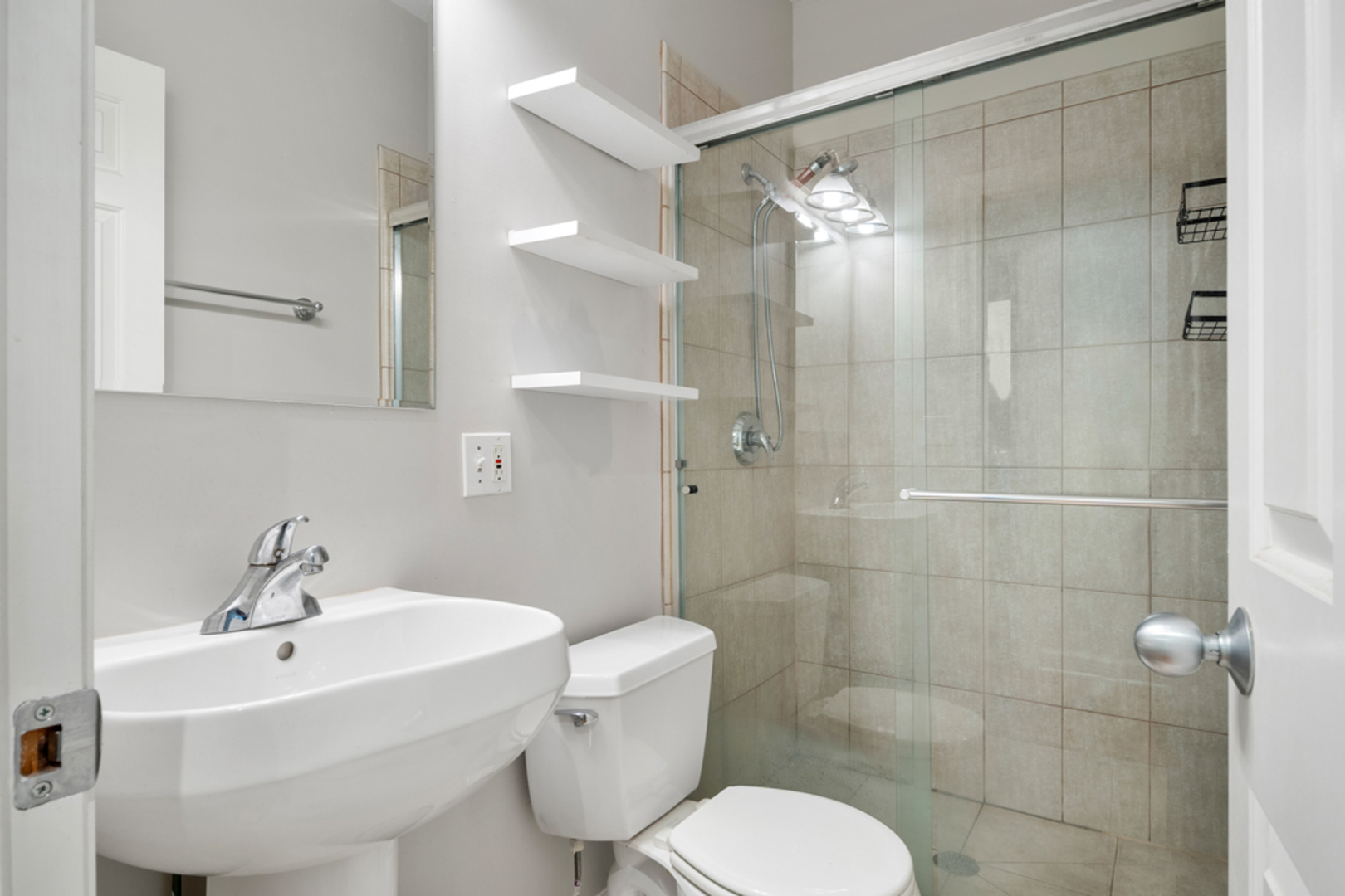 618 West Barry Avenue, Unit 2 Chicago, IL 60657 - Photo 18 of 21