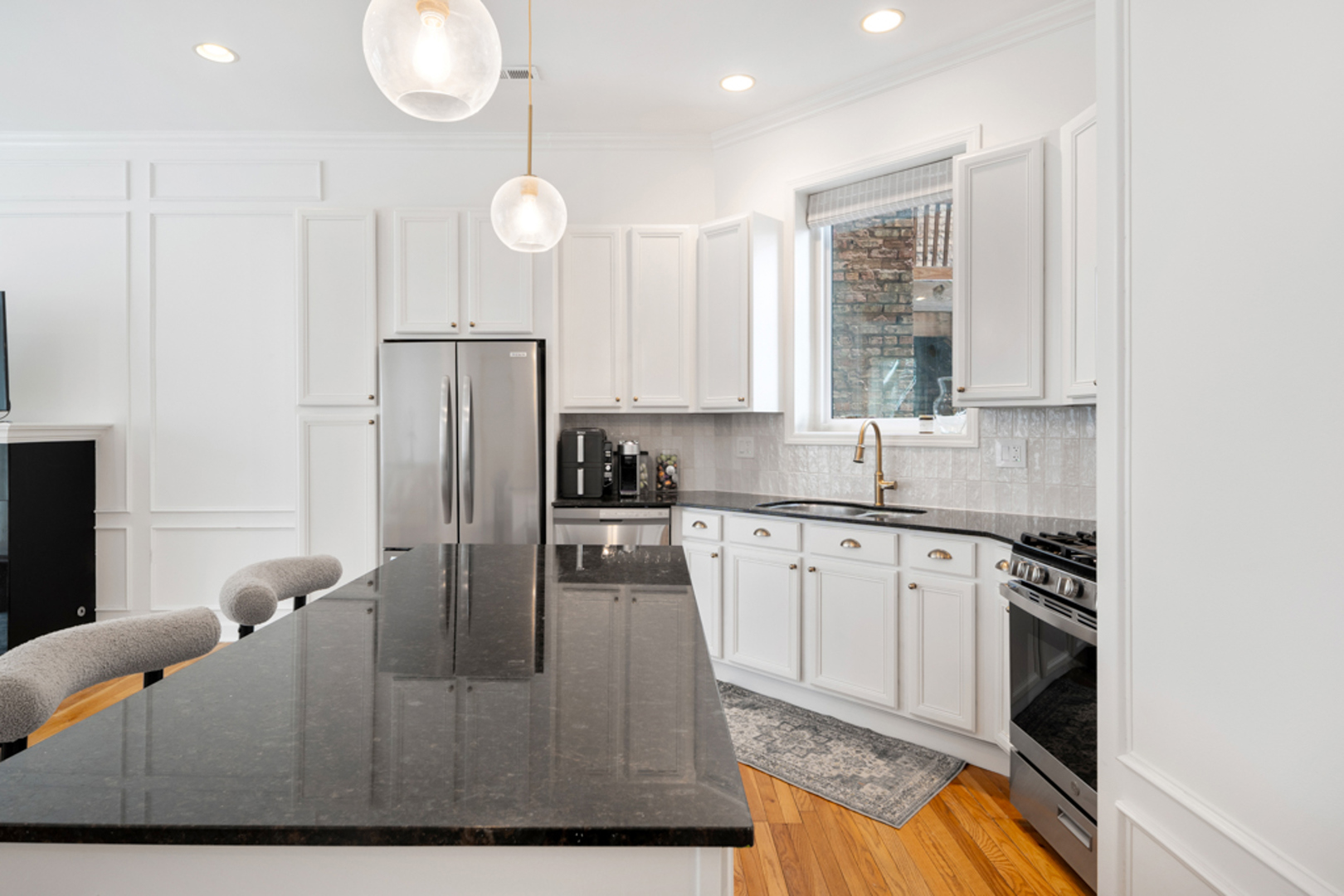 618 West Barry Avenue, Unit 2 Chicago, IL 60657 - Photo 10 of 21